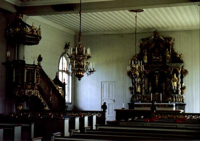 Altaret och predikstolen i Alsters kyrka
